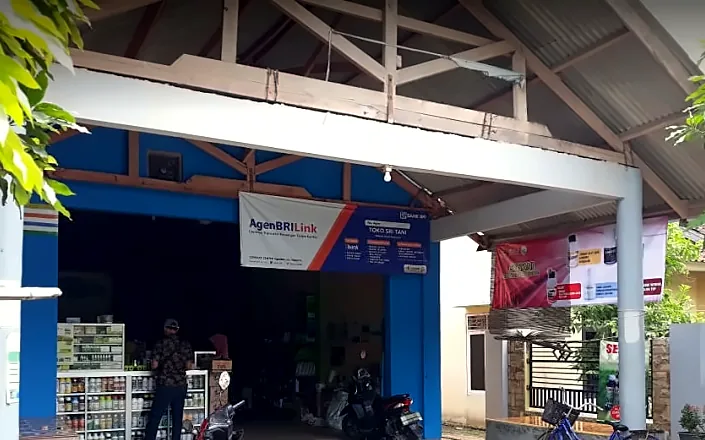 Halaman dan teras depan toko Sri Tani