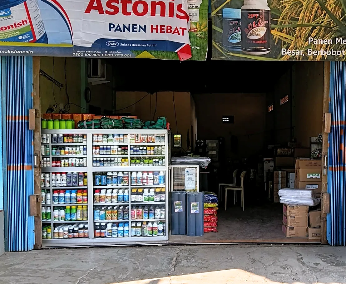 Tampak depan toko Sri Tani dengan rak etalase berisi botol pestisida dan nutrisi tanaman